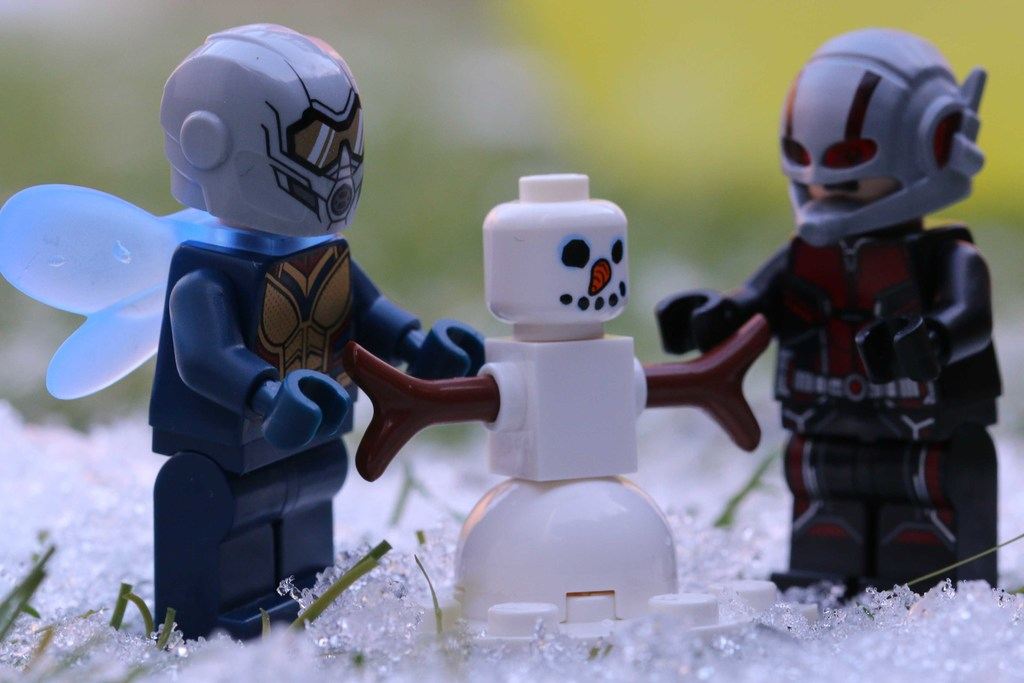 Lego Antman and Wasp Building a Snowman